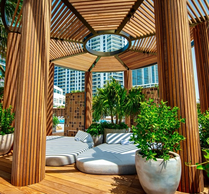 Diplomat Resort - Infinity Pool Daybeds